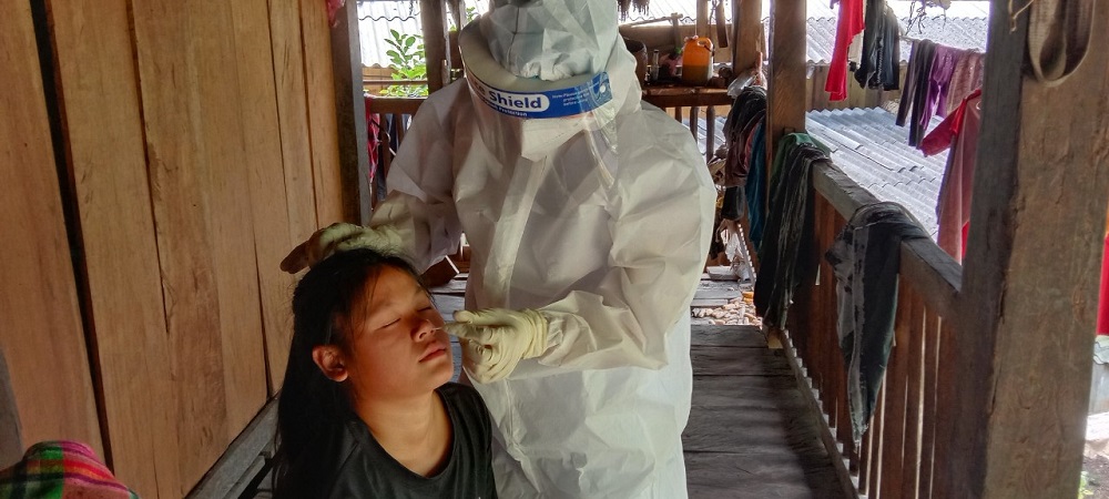 Nhân viên y tế lấy mẫu xét nghiệm COVID-19 cho người dân tại&nbsp;xóm Nà Sài, xã Yên Thổ (Bảo Lâm, Cao Bằng). Ảnh: Trọng Thụ