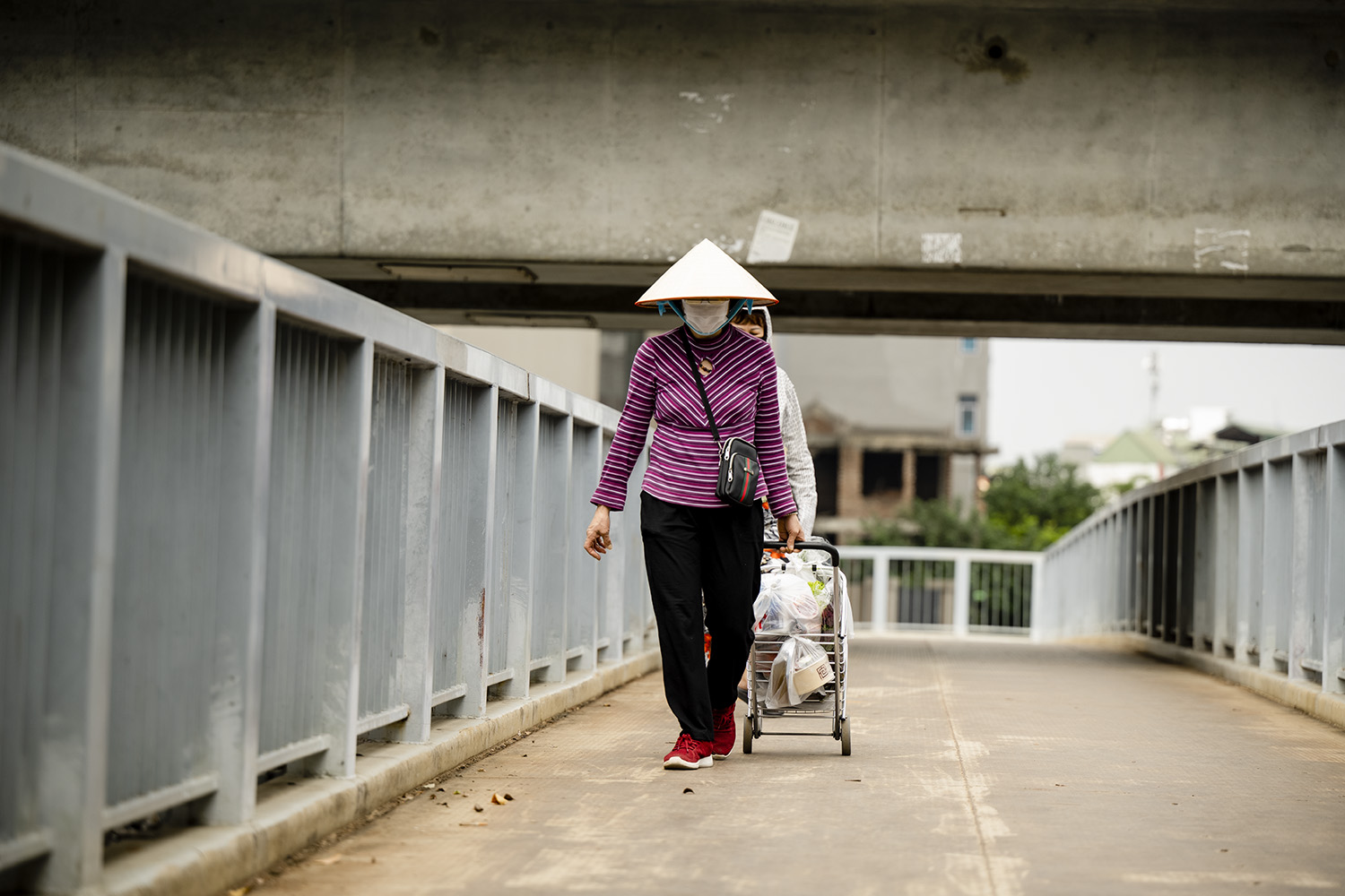 Hà Nội: Hãi hùng kim tiêm dính đầy máu nằm la liệt trên cầu đi bộ - 11