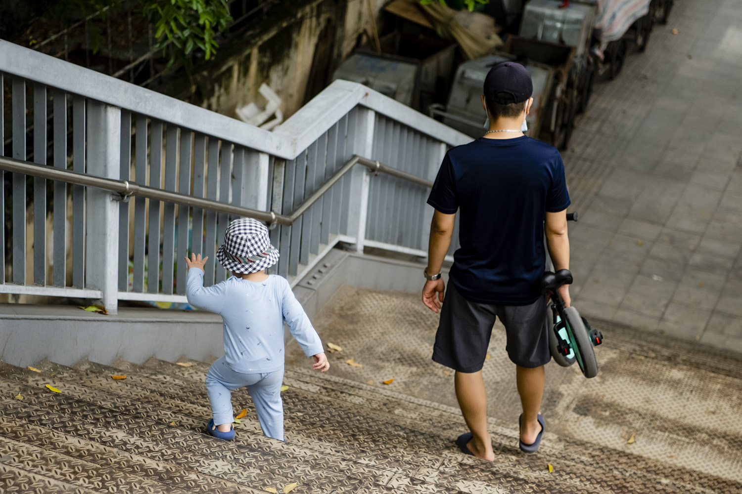 Cầu bộ hành cũng là nơi đi lại của nhiều trẻ nhỏ mỗi buổi chiều. Nếu không có người lớn đi cùng thì ko biết hậu quả gì sẽ xảy ra nếu cáu cháu nhỏ không may dẫm vào những kim tiêm còn dính đầy máu của những đối tượng nghiện ma túy.