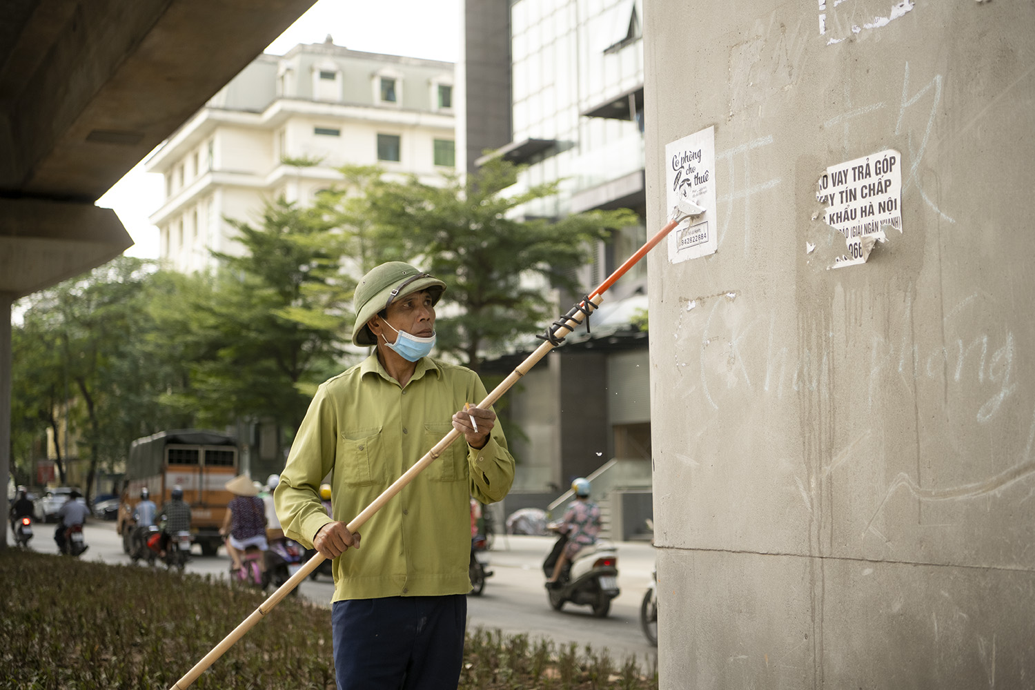 Lực lượng công nhân cũng vệ sinh lại những cột trụ trước đây bị người dân tận dụng làm nơi dán tờ rơi quảng cáo.