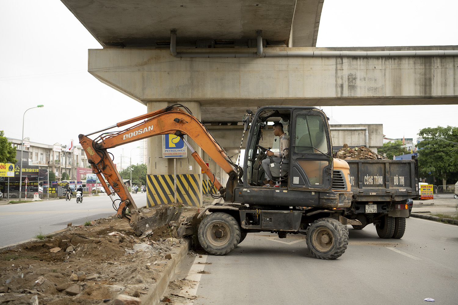 Tất cả rác thải lâu nay bị người dân chất đống dưới chân cầu cũng được dọn sạch, trả lại mỹ quan cho đô thị.