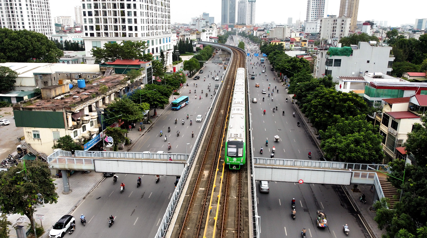 Trong 15 ngày đầu miễn phí vé, nhân viên nhà ga sẽ phát thẻ 0 đồng cho khách và thu lại vào cuối ngày để kiểm đếm số lượng. Khách cũng được phát miễn phí sổ tay hướng dẫn đi tàu.