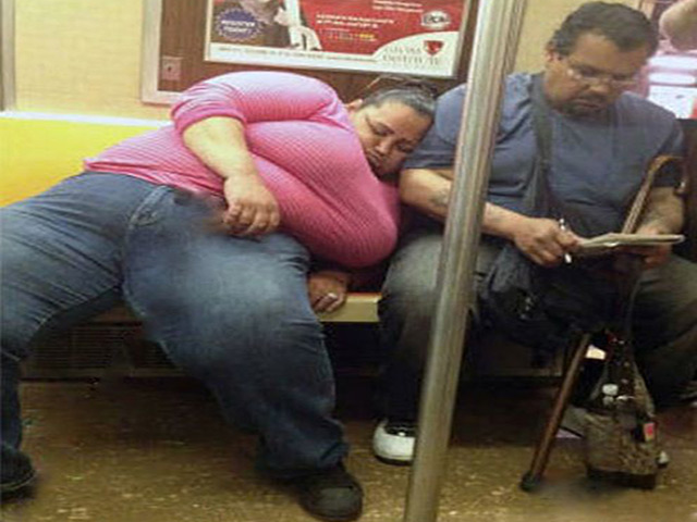 Tranh vui - Đỡ không nổi với những người ngủ "quên phòng thủ" nơi công cộng