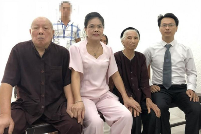 Vợ chồng cụ Hợp cùng người thân và luật sư tại phiên tòa dân sự mà TAND TP Hà Nội thụ lý ngày 21-4-2017.&nbsp; Ảnh: VIỆT HOÀNG
