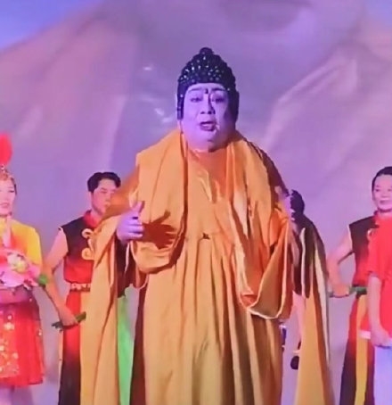 Hình ảnh nam diễn viên Chu Long Quảng vào vai Đức Phật trong buổi diễn gần đây