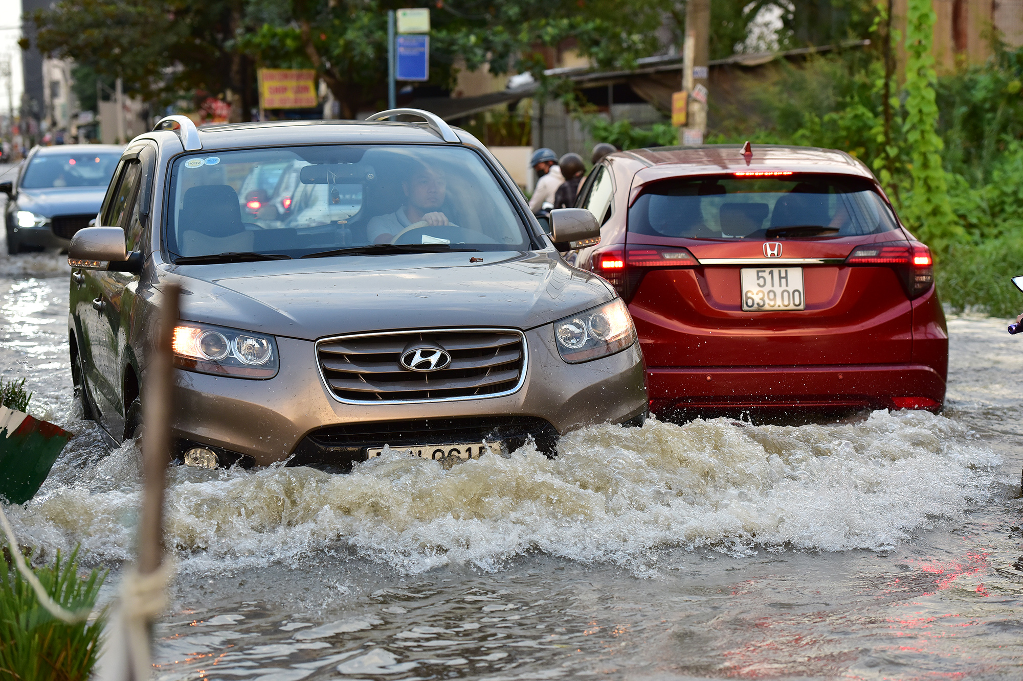 Chiều 6/11, đợt triều cường đầu tháng 10 Âm lịch đạt đỉnh khiến nhiều khu vực, tuyến đường tại TP.HCM như Trần Xuân Soạn, Nguyễn Thị Thập (quận 7), Lương Định Của (TP Thủ Đức) mênh mông nước.