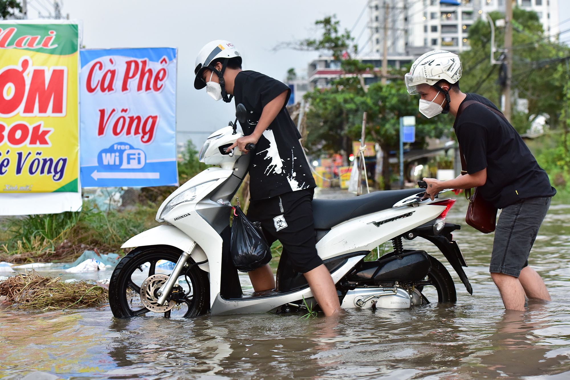 Xe chết máy, người đi đường ngã liểng xiểng trong "biển nước" ở TP.HCM - 11