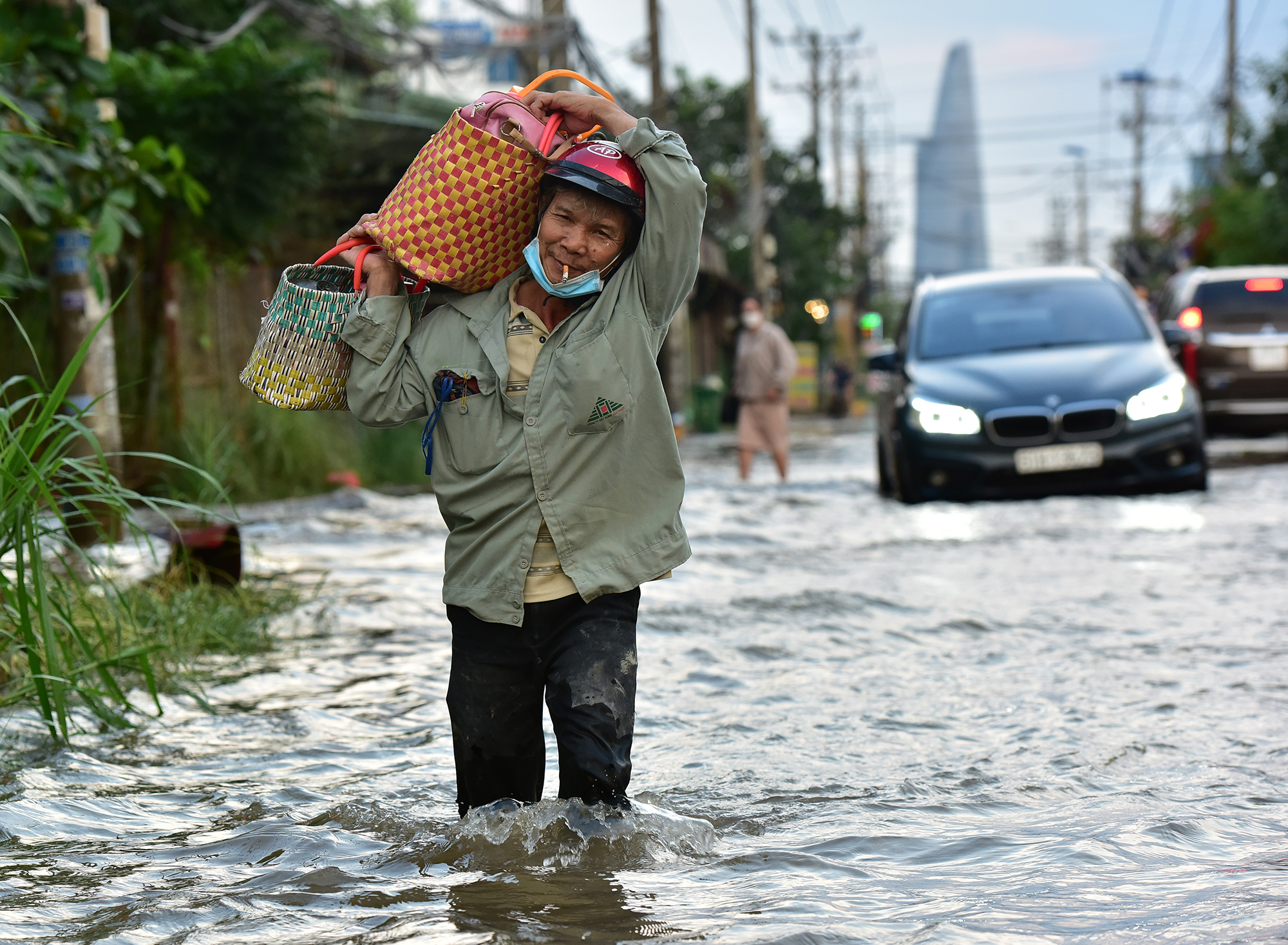 Xe chết máy, người đi đường ngã liểng xiểng trong "biển nước" ở TP.HCM - 12