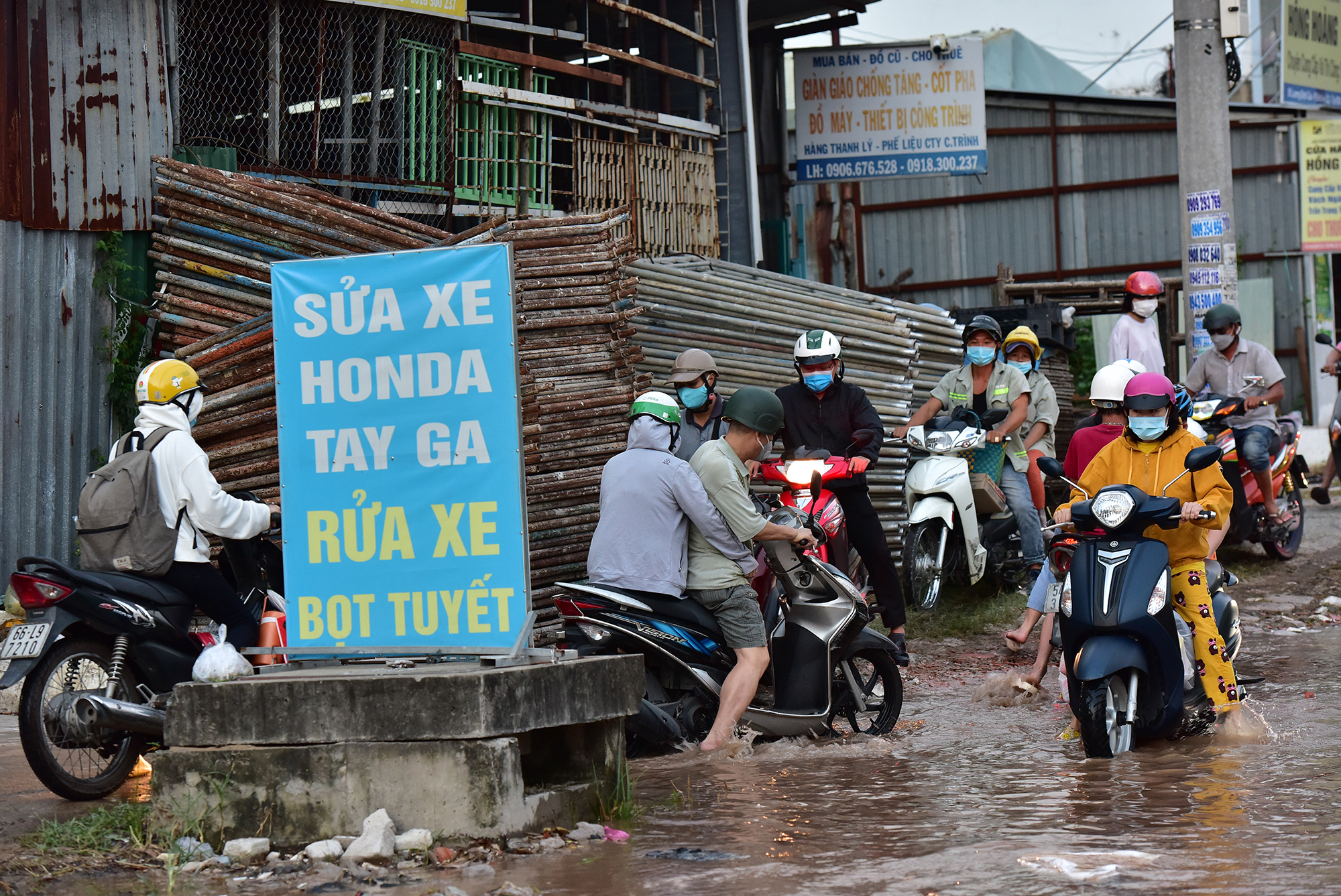Hầu hết người chạy xe máy qua đoạn đường này phải di chuyển rất khó khăn, nhiều người suýt té ngã, không di chuyển được vì đường xấu.