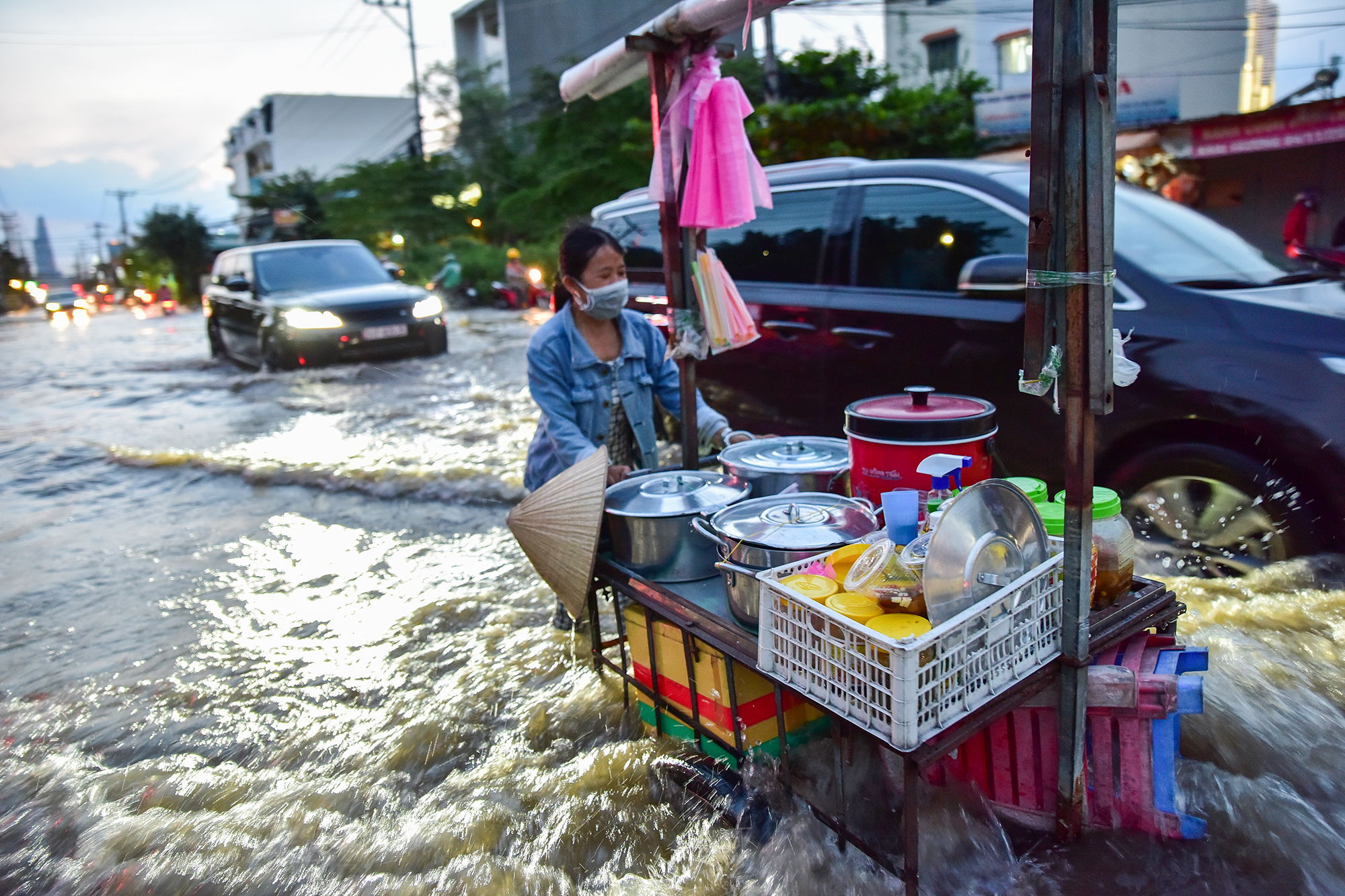Đến 18h30, đoạn đường Lương Định Của vẫn mênh mông nước.