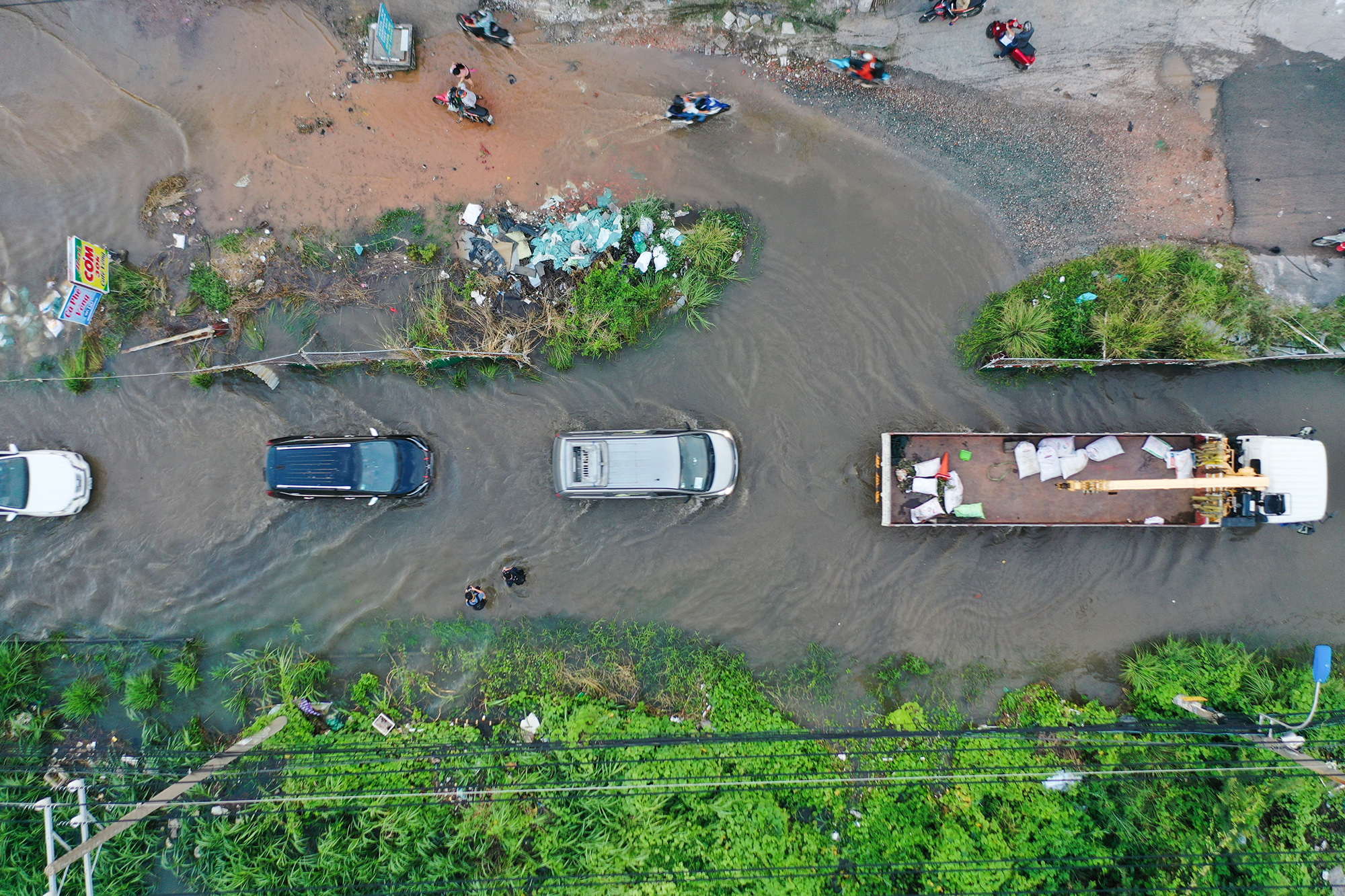 Xe chết máy, người đi đường ngã liểng xiểng trong "biển nước" ở TP.HCM - 2