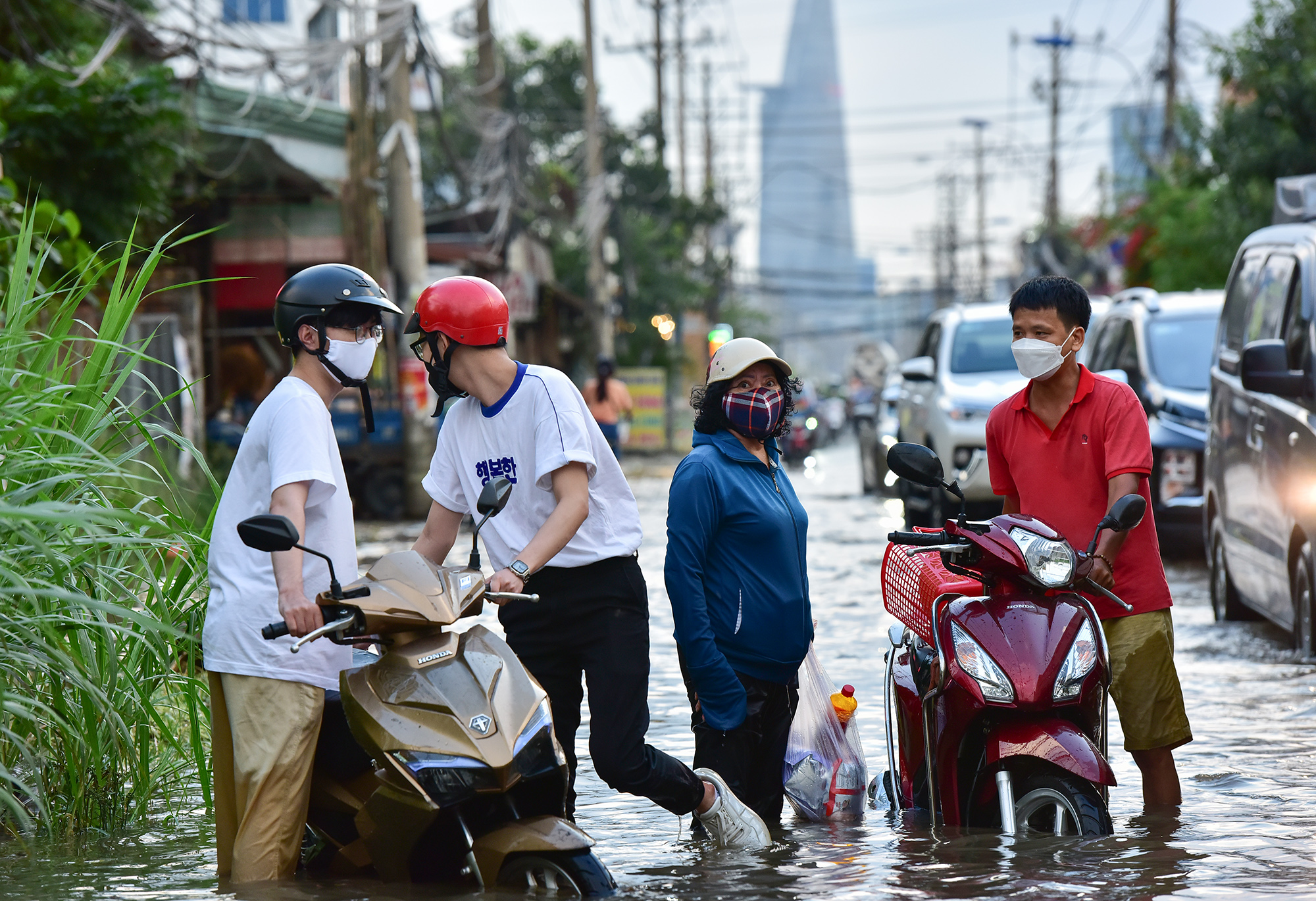 “Thường ngày, tôi vẫn chạy qua đây, có lúc nước ngập nhưng vẫn chạy xe qua được. Hôm nay, đường ngập sâu lại bị tài xế xe tải chạy thiếu ý thức mới khổ sở thế này”, sau những phút bần thần, bà Trang vừa ấm ức vừa nói.
