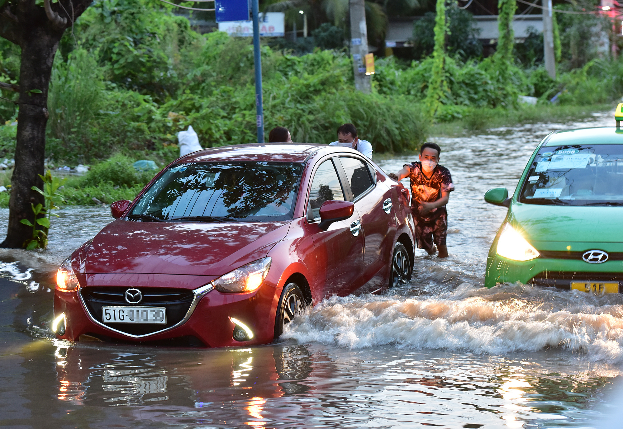 Xe chết máy, người đi đường ngã liểng xiểng trong "biển nước" ở TP.HCM - 9