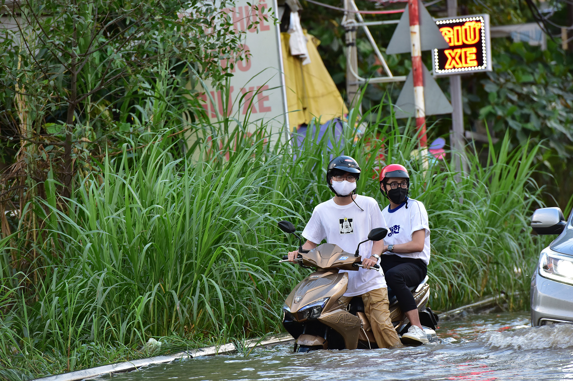 Nhiều người liều mình chạy xe máy bị chết máy, bất lực đứng giữa đường đề ga xe.