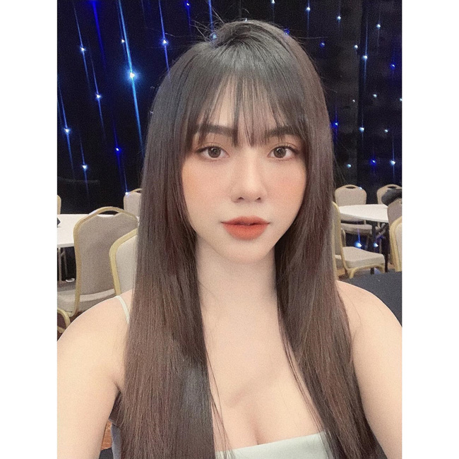 Gia Hân theo đuổi gu thời trang sexy. Gương mặt khả ái và đường cong nóng bỏng là điểm thu hút của cô nàng.&nbsp;
