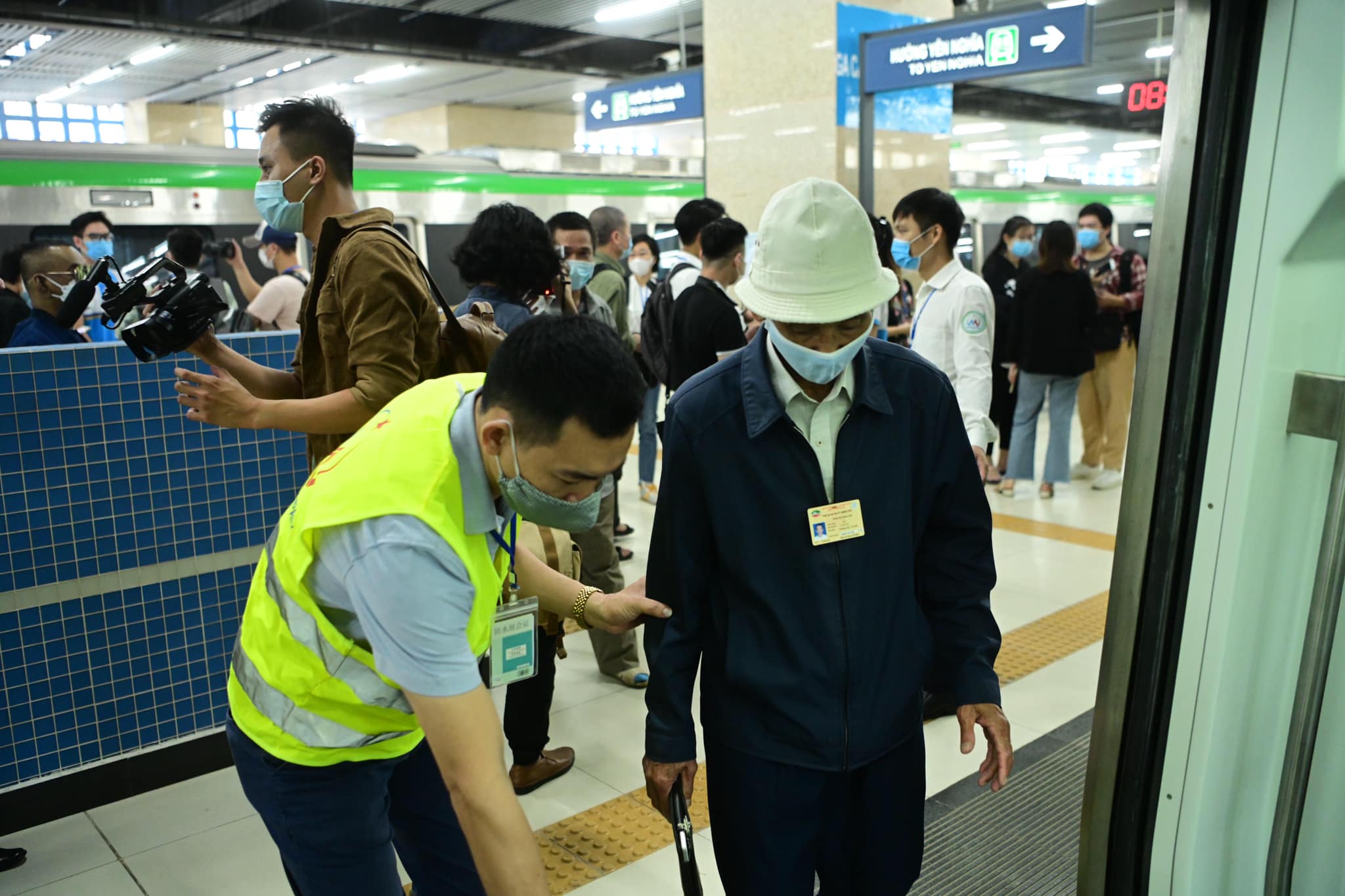 Đường sắt Cát Linh - Hà Đông chạy thương mại, người dân Thủ đô háo hức trải nghiệm - 13