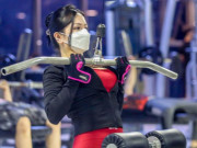 Thể thao - Phòng gym mở lại, người Hà Nội đeo khẩu trang luyện tập