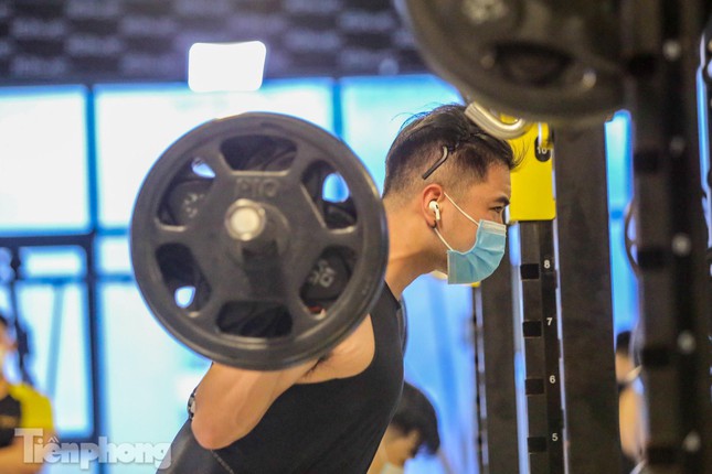 Chủ một cơ sở gym trên phố Vũ Tông Phan cho biết, tất cả thành viên đến đây phải đảm bảo đã tiêm ít nhất một mũi vắc xin COVID-19 đủ 14 ngày trở lên, hoặc F0 khỏi bệnh trong vòng 6 tháng và phải thực hiện các biện pháp giãn cách tại phòng tập.