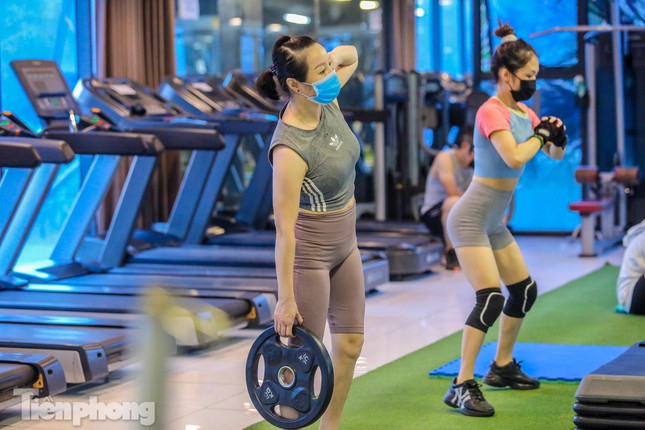 Ghi nhận của PV, người dân đến phòng gym đều đeo khẩu trang đầy đủ ngay cả khi luyện tập.