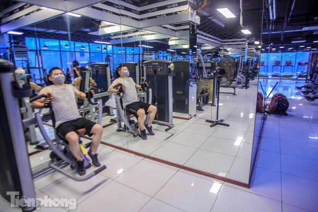 Phòng gym mở lại, người Hà Nội đeo khẩu trang luyện tập - 12