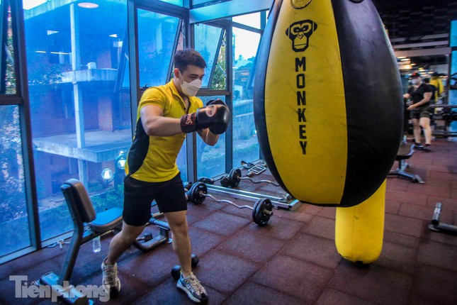 Phòng gym mở lại, người Hà Nội đeo khẩu trang luyện tập - 13