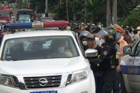 Clip: Công an dẫn giải người đàn ông nổ súng gây rúng động TP Long Khánh