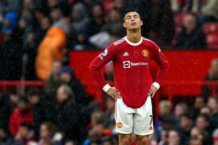 Ronaldo bất lực trong cơn mưa khi MU bị Man City "đè bẹp"&nbsp;