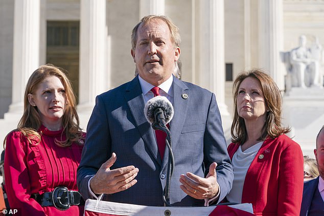 Tổng chưởng lý bang Texas, Ken Paxton công khai phản đối quyết định của ông Biden.