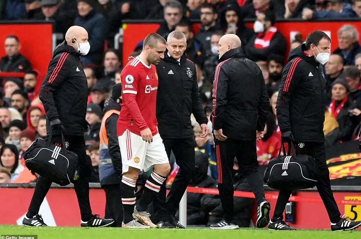 Shaw chấn thương ở trận derby Manchester