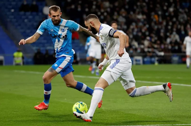 Benzema chơi khá xông xáo từ đầu trận