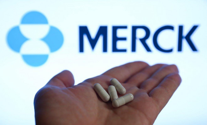 Những viên thuốc cùng với biểu tượng của Merck, ảnh minh họa. Nguồn: Getty Images.