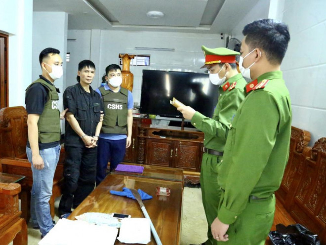 Cơ quan công an đọc lệnh bắt và khám xét chỗ ở đối với Nguyễn Văn Dũng (Ảnh Công an Hà Tĩnh)