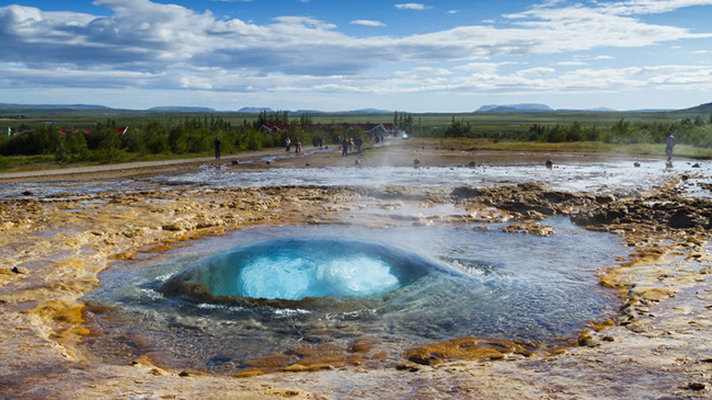 Cánh đồng địa nhiệt Haukadalur, Iceland: Nơi này nằm cách Reykjavik 60 km về phía đông. Các ghi chép&nbsp;lâu đời nhất về các cánh đồng địa nhiệt ở đây có từ năm 1294.
