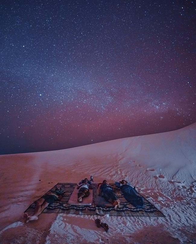 Trải nghiệm ngủ dưới bầu trời đầy sao trên cồn cát thực sự rất thú vị.

