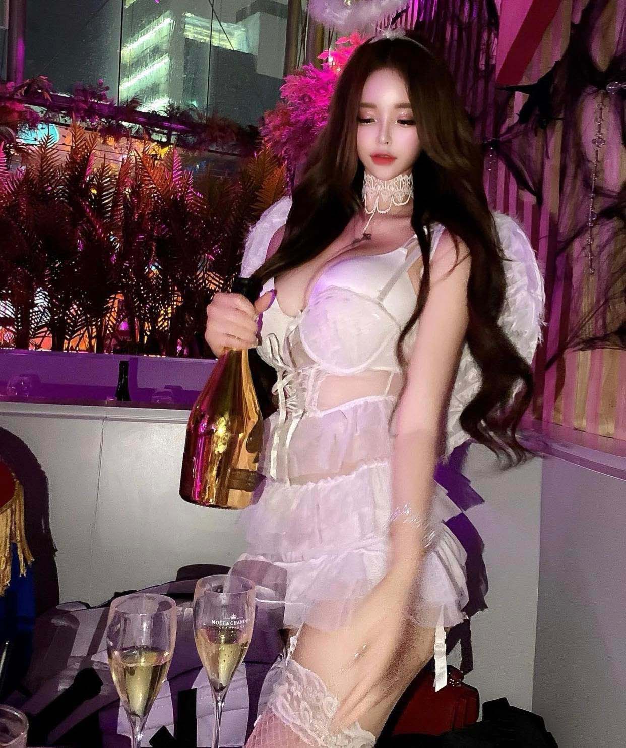 Diện váy ngủ trong suốt theo kiểu "râu ông nọ cắm cằm bà kia", hot girl Hàn Quốc thu hút sự chú ý trong bữa tiệc.