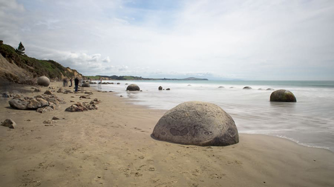 Những tảng đá Moeraki, New Zealand: Nằm rải rác dọc theo Bãi biển Koekohe, những tảng đá cao 2m này được tạo ra bởi đá bùn cứng lại trong hơn 5 triệu năm.
