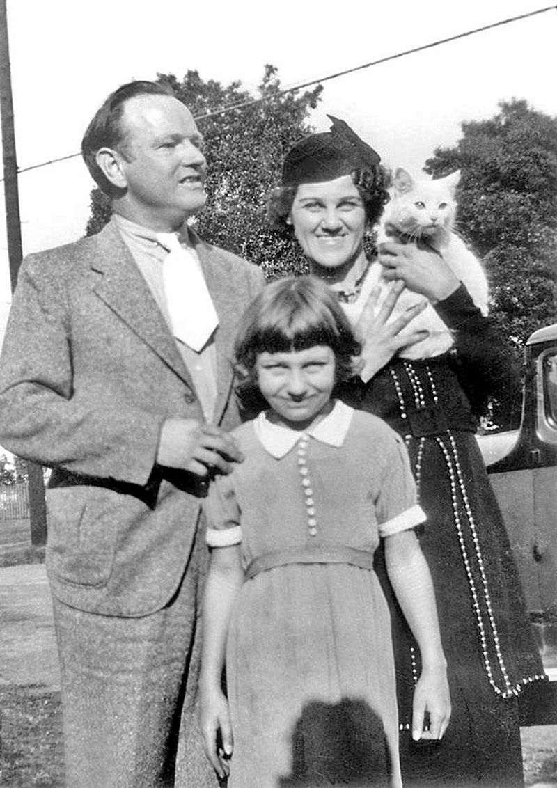 Arthur Eggers bên vợ Dorothy Eggers và con gái.