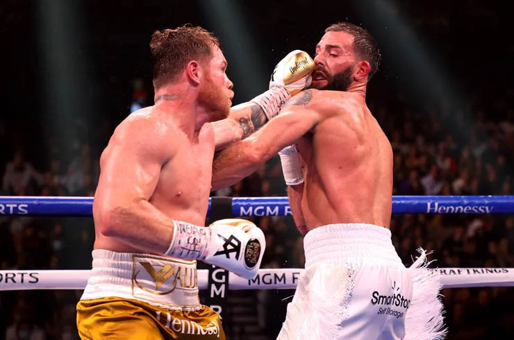 Canelo Alvarez (trái)&nbsp;đánh bại&nbsp;Caleb Plant mới đây