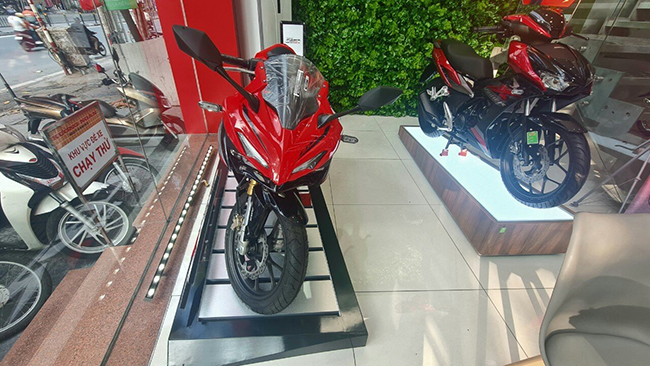 Kiểu dáng phần đầu của CBR150R 2022 lấy cảm hứng khá nhiều từ &#34;đàn anh&#34; CBR1000RR-R Fireblade
