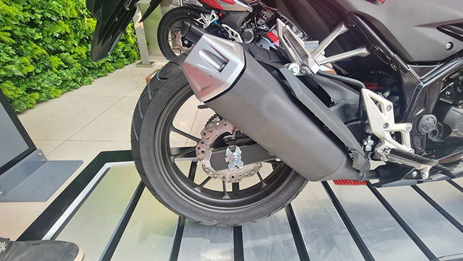 Trang bị đáng chú ý trên Honda CBR150R 2021 là phanh ABS trên cả 2 bánh cho tất cả phiên bản, giúp người lái an toàn hơn khi di chuyển
