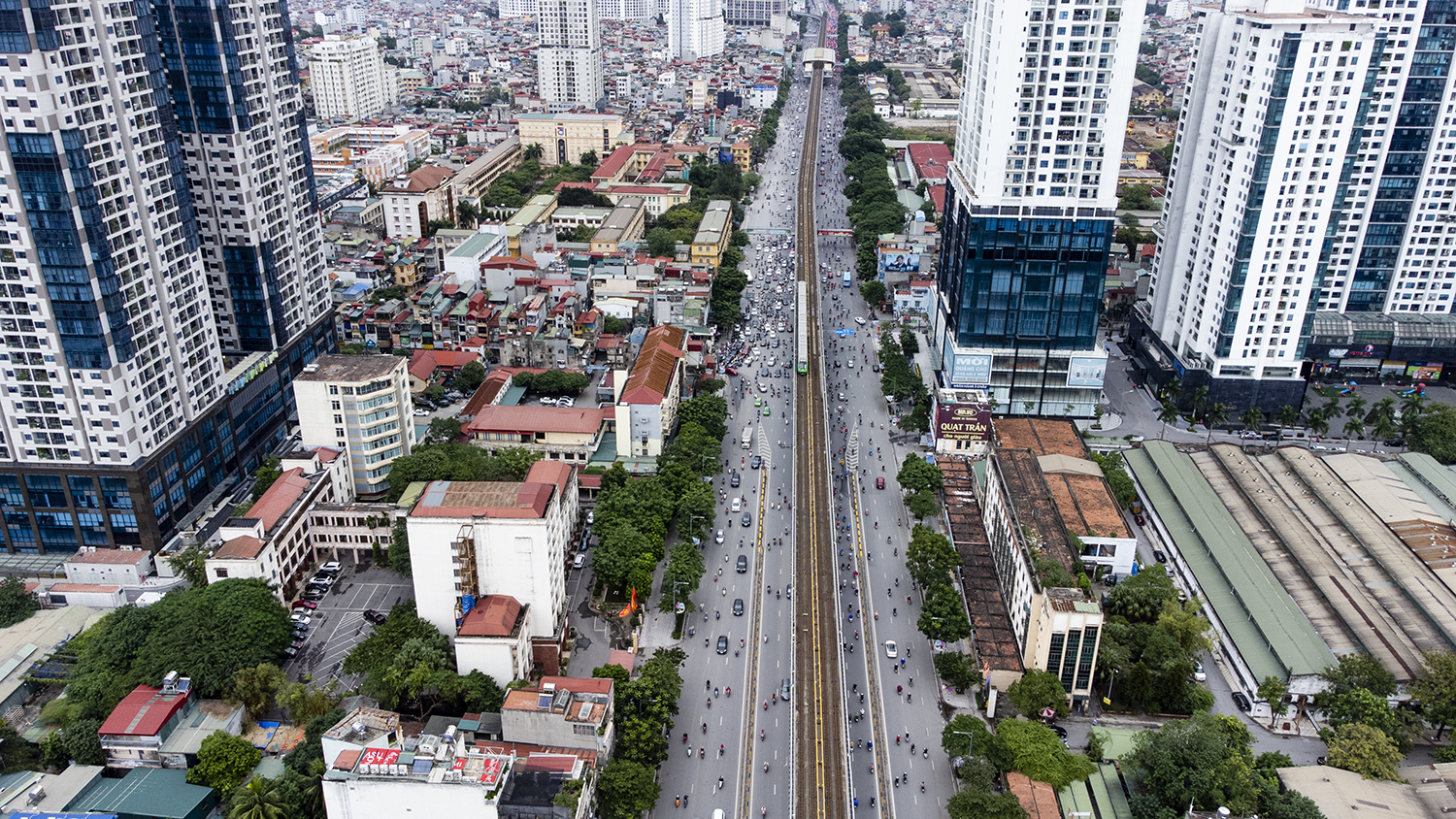 Tàu điện Cát Linh - Hà Đông (Hà Nội) đi vào hoạt động thu hút sự quan tâm của người dân