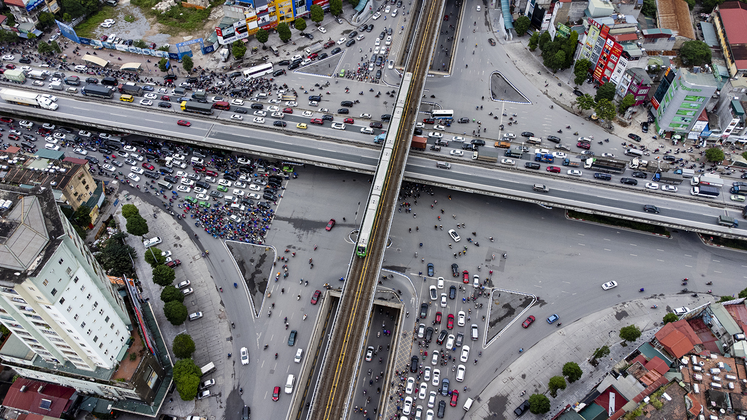 Góc nhìn từ flycam khi đoàn tàu di chuyển qua ngã tư Khuất Duy Tiến vào giờ cao điểm