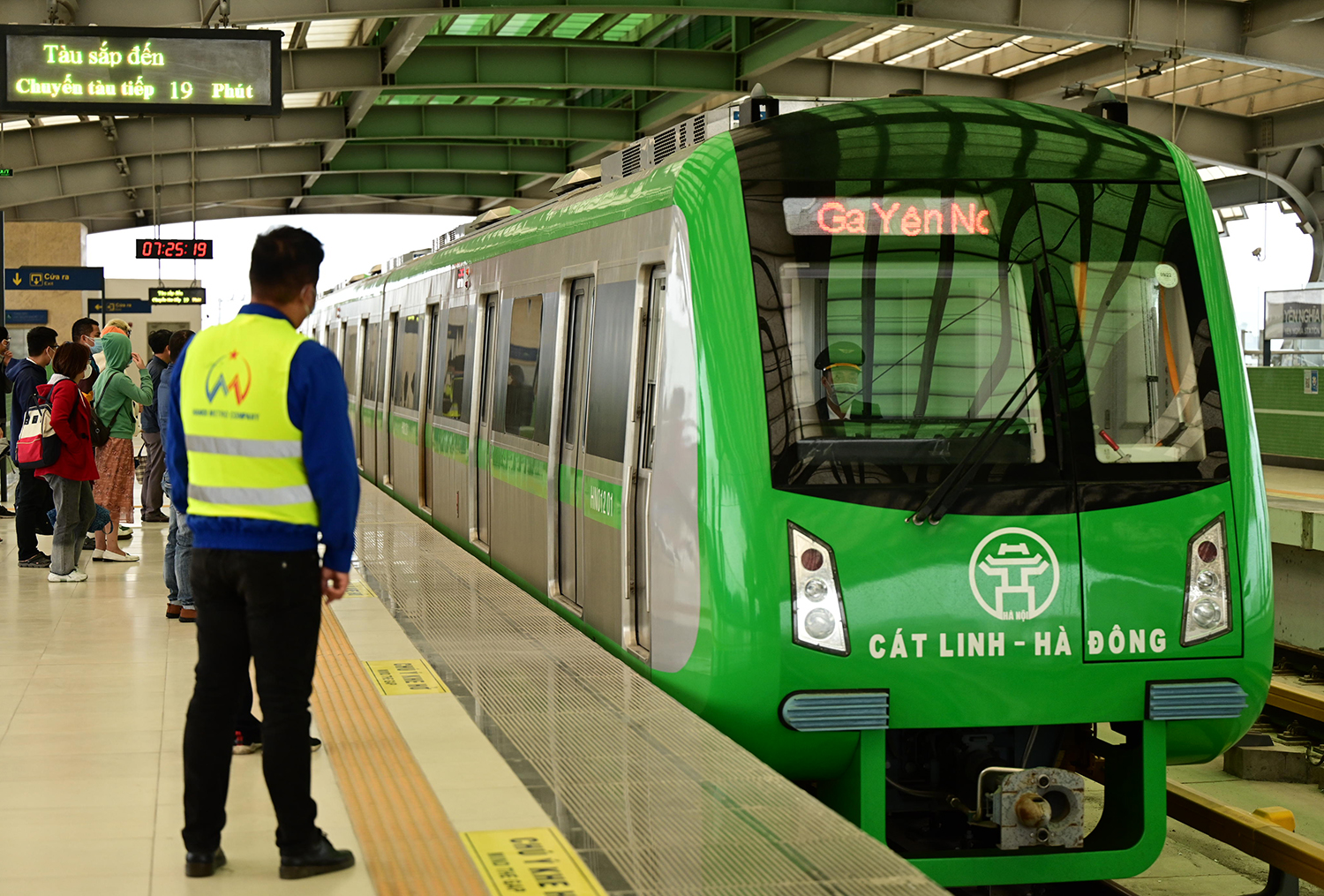 Trong giai đoạn 1 (6 tháng đầu, trong đó có 15 ngày đầu chở khách miễn phí): thời gian mở tuyến của Cát Linh - Hà Đông từ 5h30, thời gian đóng tuyến 22h; vận hành từ 4-6 đoàn tàu với giãn cách chạy tàu 10-15 phút/lượt. Giai đoạn 2 (6 tháng tiếp theo): mở tuyến từ 5h30, đóng tuyến 22h30; vận hành 9 đoàn tàu, giãn cách chạy tàu giờ cao điểm 6 phút/lượt, giờ bình thường 10 phút/lượt.