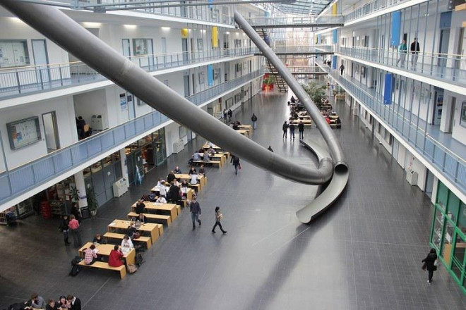 Trường đại học Đức làm cầu trượt từ tầng 4 xuống tầng 1 cho sinh viên đỡ phải đi bộ - 1