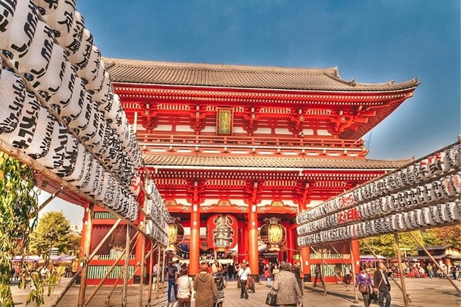 Senso-Ji: Một trong những điểm thu hút du khách nhất ở Tokyo là Senso Ji, nằm ở quận Asakusa của thành phố. Khu phức hợp rộng lớn này có ngôi chùa Phật giáo lâu đời nhất của Tokyo và một loạt các tòa nhà và đền thờ lịch sử.
