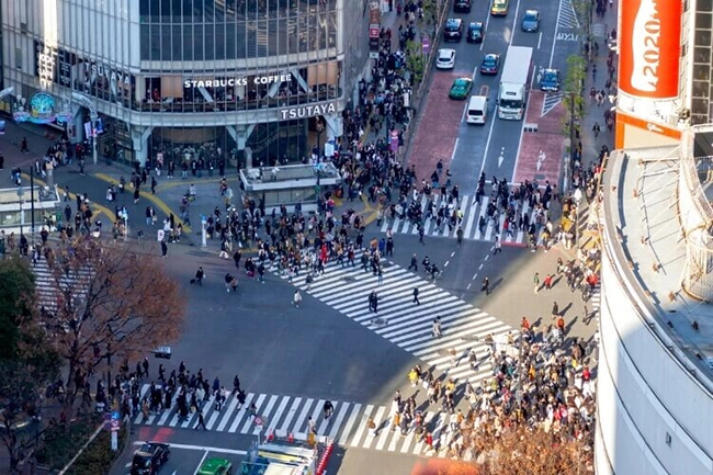 Shibuya Crossing: Tokyo là một thành phố luôn sôi động và không có nơi nào tốt hơn để trải nghiệm sự hối hả và nhộn nhịp của Tokyo hơn là tại Shibuya Crossing - một trong những địa danh mang tính biểu tượng nhất ở Tokyo.
