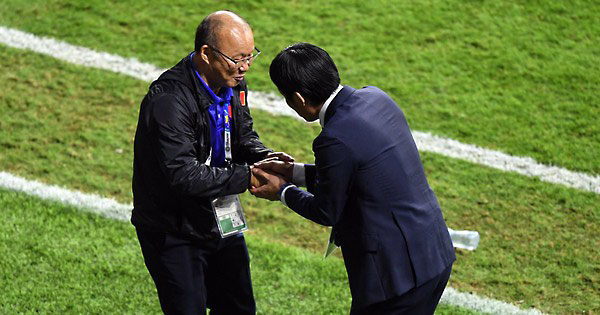 HLV Park Hang-seo và HLV Hajime trong lần gặp gỡ tại Asian Cup 2019 và giờ là tái đấu ở sân Mỹ Đình. Ảnh: CTV