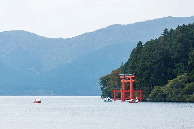 Đền Hakone: Đền Hakone sừng sững uy nghi bên hồ Ashi. Ngôi đền lịch sử này đã có từ hơn một thế kỷ trước và có ảnh hưởng quan trọng đến lịch sử Nhật Bản. Đền Torii trông như thể nổi trên mặt nước và là điểm không thể bỏ qua khi đến Hakone.
