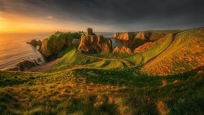 7. Bức ảnh bình yên về lâu đài Dunnottar ở Aberdeenshire này là tác phẩm của nhiếp ảnh gia Tomasz Rojek.&nbsp;
