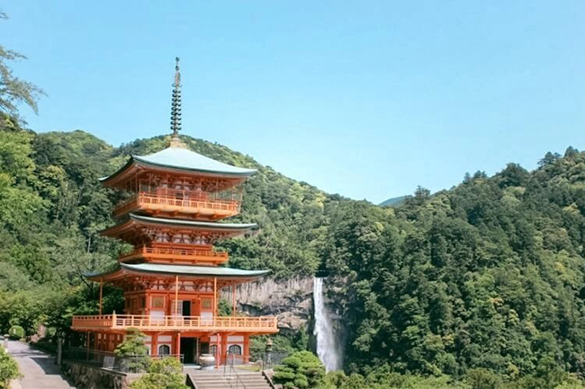 Kumano Nachi Taisha: Kumano Nachi Taisha là một trong những địa danh văn hóa không thể bỏ qua ở Nhật Bản. Ngôi đền lớn này không chỉ là một viên ngọc quý lịch sử, được yêu thích từ thời cổ đại mà nó còn có vị trí thuận lợi nằm cạnh thác Nachi. Cao 133m, thác Nachi là thác nước cao nhất ở Nhật Bản.
